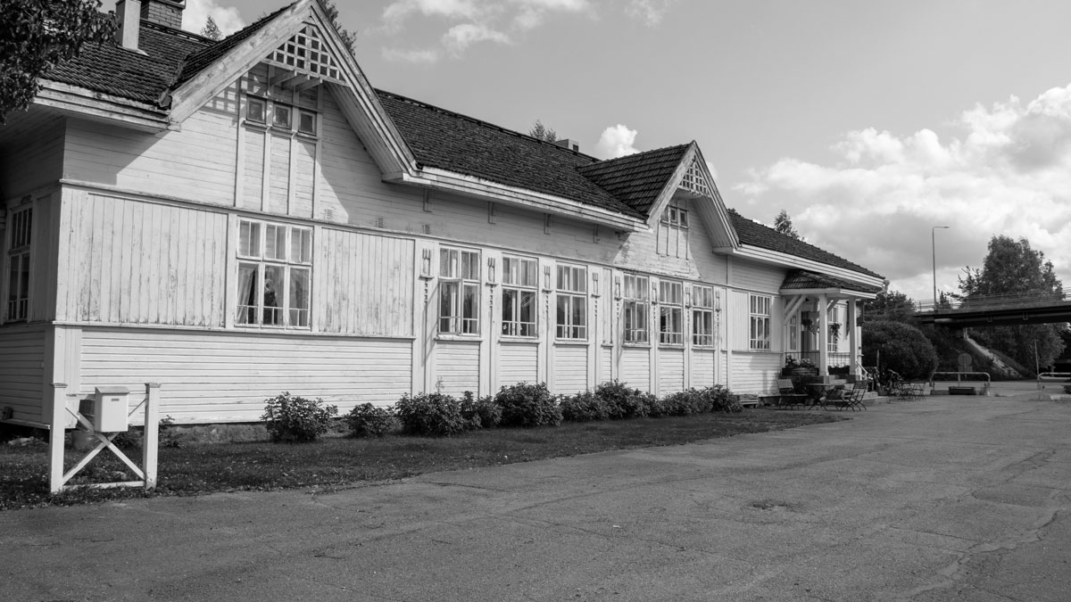 Mustavalkoinen kuva Varkauden wanhasta asemasta