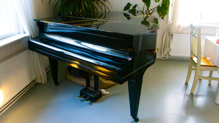 Kuva pianosta Varkauden Wanhalla asemalla